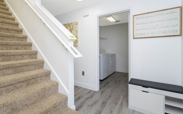 Beautiful 5Bd Single Family w/ Game Room @ 106 Lake Wilson Preserve