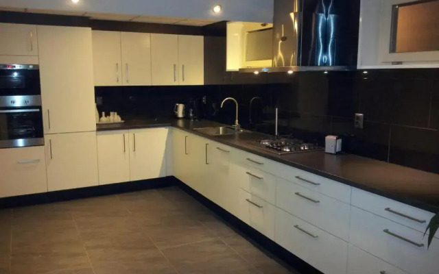 Bed & Kitchen Den Oever