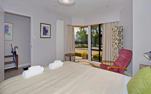 Riverside Villa - in the City by the River!