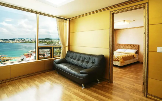 Goodstay Navis Hotel