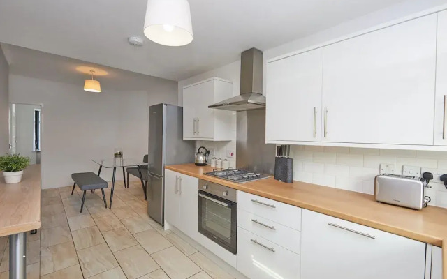 2 Bed Derby House- Parking - Rolls Royce