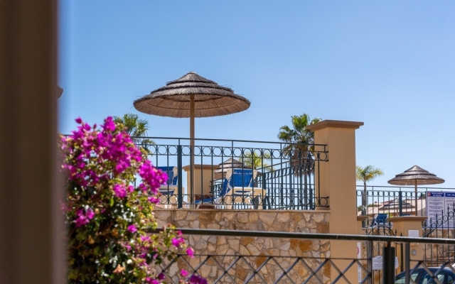 Lakeview Apartment Private Garden & Pool