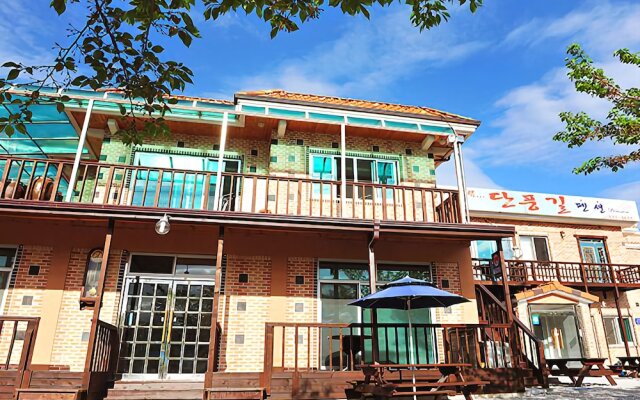 Yeongju Pusoksa Maple Road Pension