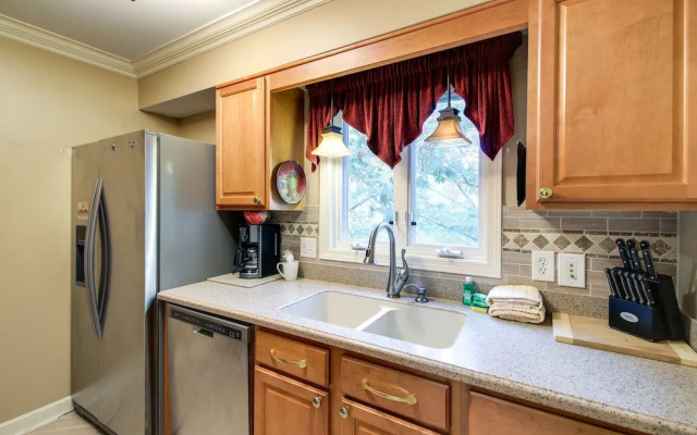 Sevierville Vacation Rental: 6 Mi to Dollywood!