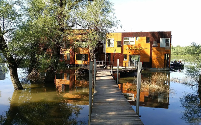 Arkabarka Floating Hostel