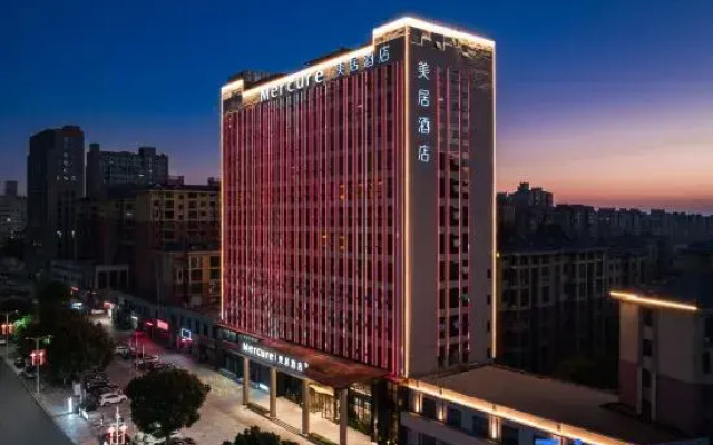 Mercure Hotel Xinyang Baopeng Square