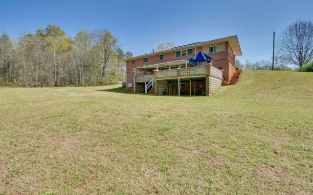 Seneca Abode w/ Furnished Deck < 10 Mi to Clemson!