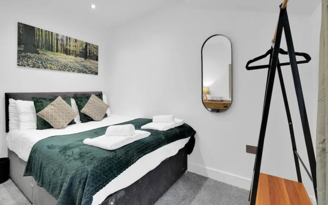 Newly Refurbished 2 Bed Hse Town Centre