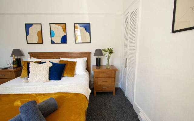 Spacious - Central 2 Bed Apartment