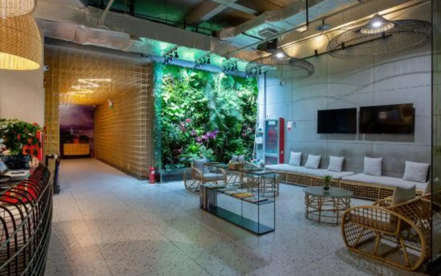 Jue Hotel (Greenbelt Window of Zhengzhou High-speed Railway East Station)