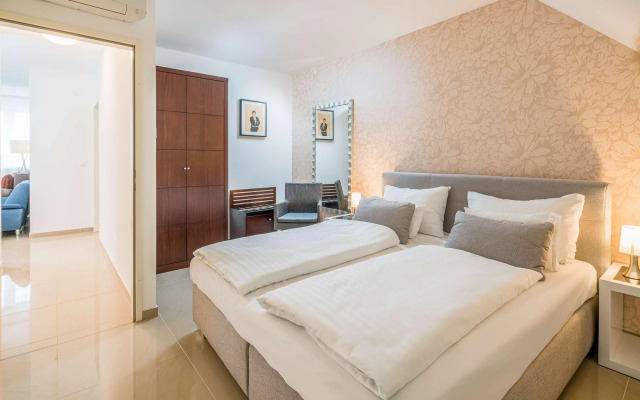 Best Western Plus Celebrity Suites
