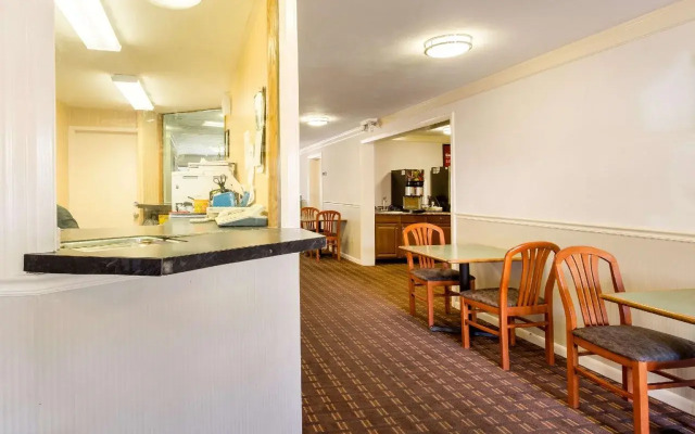 Howard Johnson by Wyndham Malden Boston Area