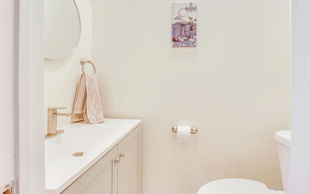 Modern Pittsburgh Home w/ Rooftop Deck & Backyard