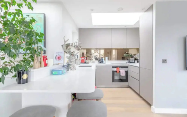 Sleek & Spacious 2BD Flat - Clapham