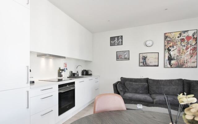 New Downtown Apartment With Free Parking