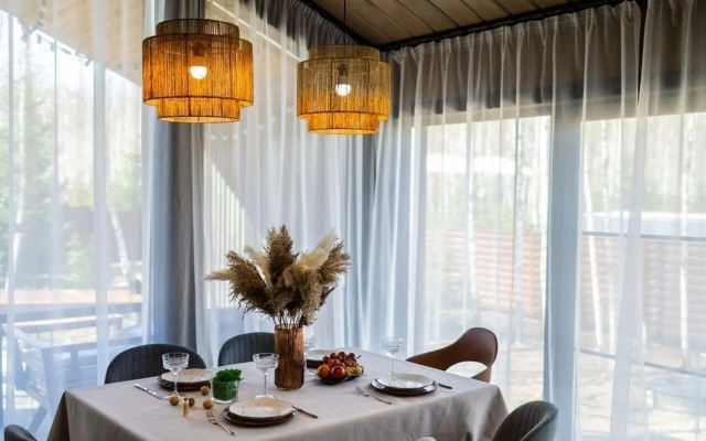 Пaноpaмный дом в хвойнoм лесу с сaуной