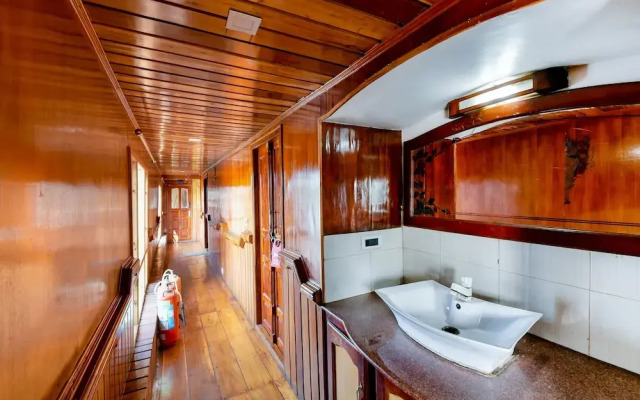 OYO 24146 Houseboat Anugraha 6bhk