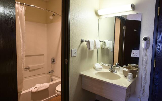 Red Roof Inn & Suites Omaha - Council Bluffs