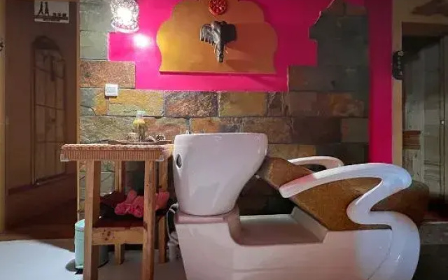 Artistic serendipity house on Dianchi Lake