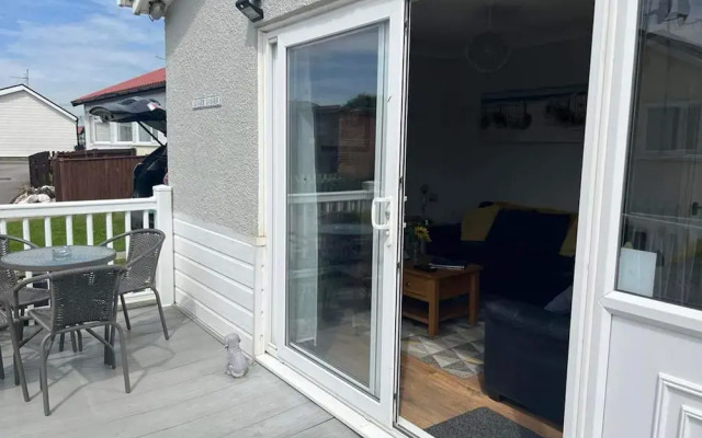 Seasideescape-2br-sleeps4-parking-petsok-fireplace