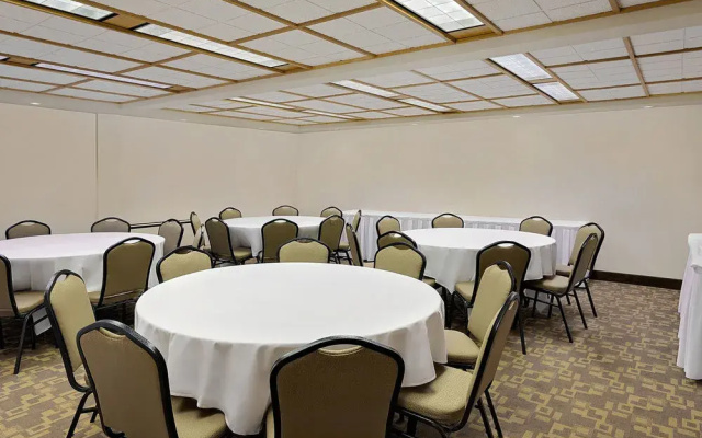 Ramada Marquette