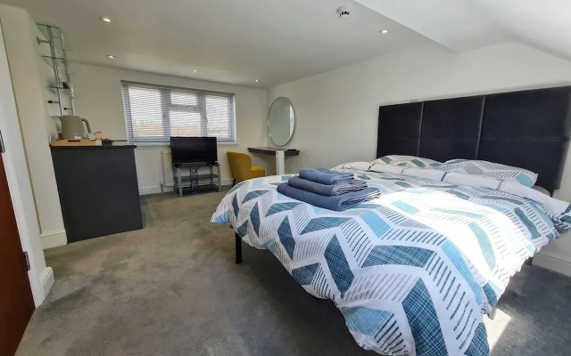 St Albans Stylish Suite With Kitchenette