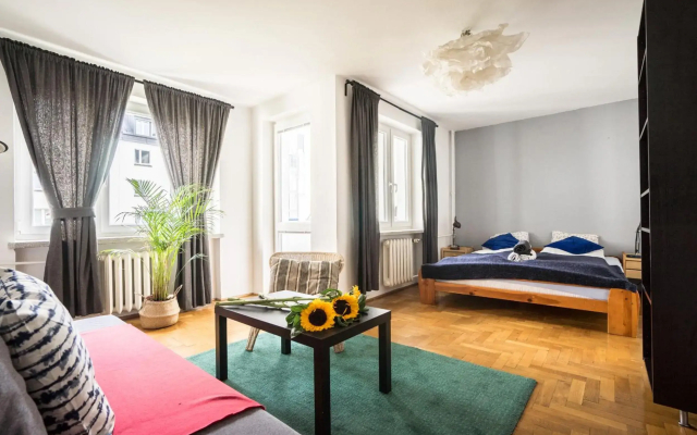 oompH Warsaw Central 3-bedroom Flat