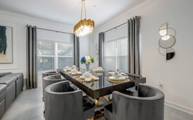 Luxury Chic Modern Home Prime Location