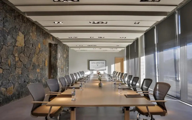 The Bay Club at Anahita