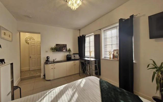 Beachside Retreat - Pets Ok - Free Parking