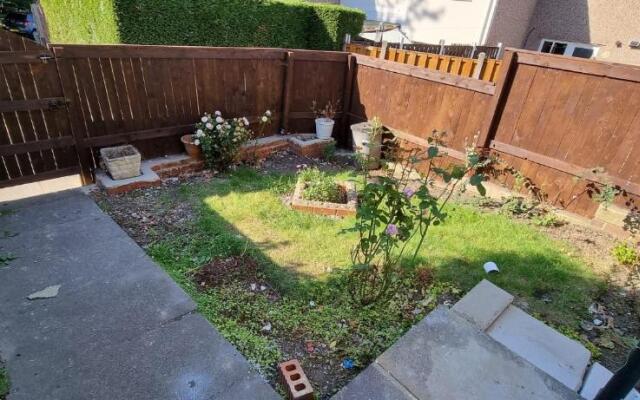 Modern 2-bed Home - Private Garden, Parking & Wifi