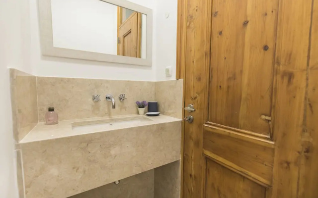 Rustic Flat at Lisbon's Heart