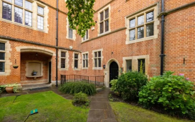 The Woking Wonder Captivating 3bdr Flat With Parking