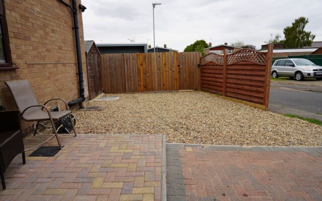 4 Bedroom Home - Sleeps 10 - Free Parking