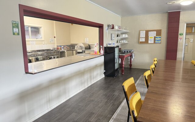 The Crossing Lodge and Backpackers