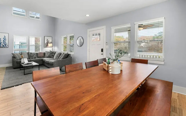 City Oasis With Hot Tub Group-friendly
