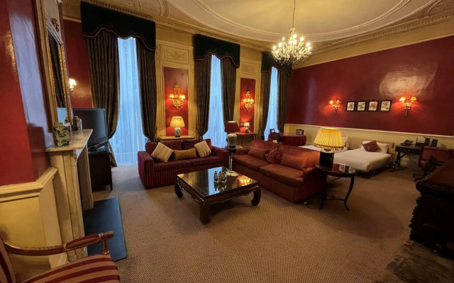 The Leonard Hotel