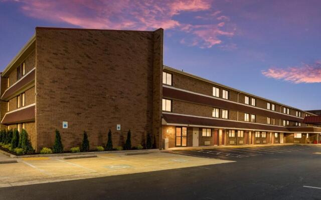 Red Roof Inn PLUS+ Columbus - Worthington