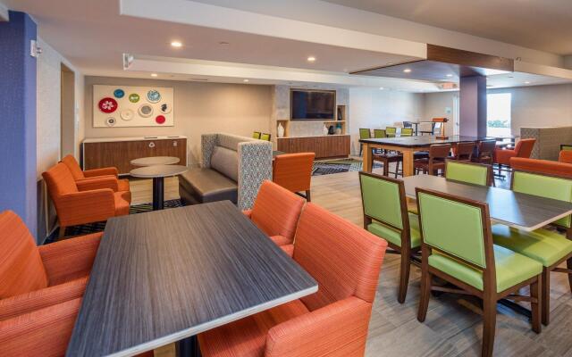 Holiday Inn Express and Suites Modesto by IHG