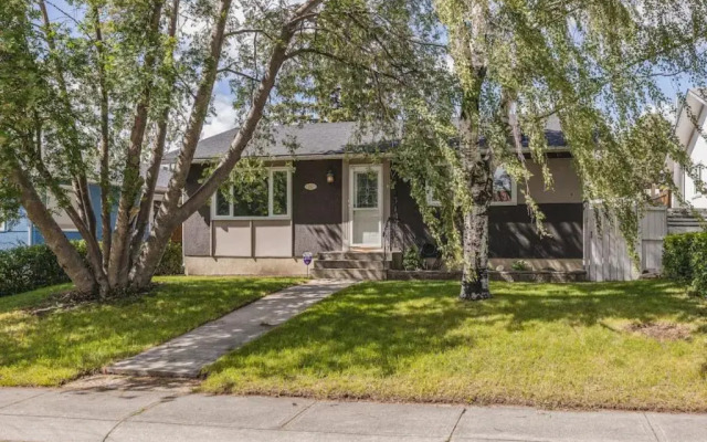 The Elm, 4 Bed Bungalow with Backyard and Firepit