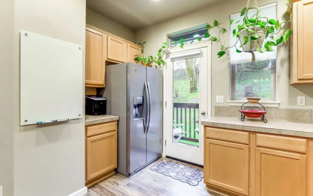 Walk to Mcmenamins Edgefield: Inviting Townhome!