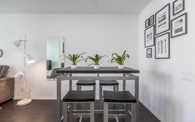 Noel Suites - John and Front St West