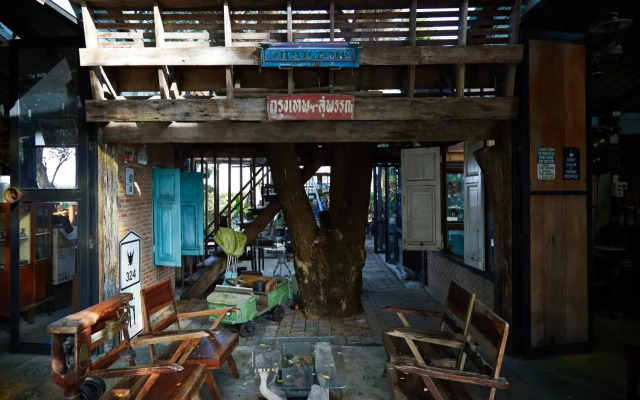 The Country Lake View Hotel