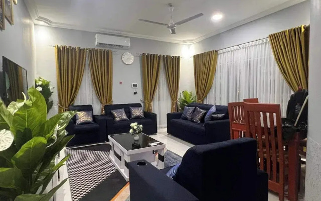 3 Bed Flat - Sleeps 6 - Parking - Wifi