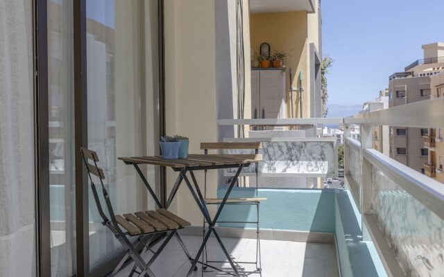 City Center Chic Apartment, Balcony