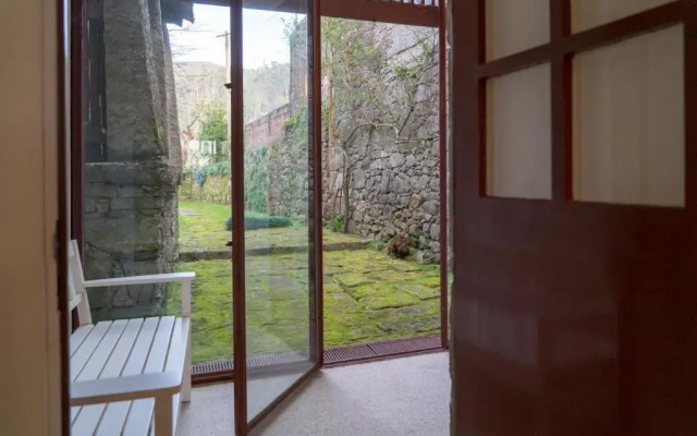 Liiiving in Moledo Historical Pool Villa