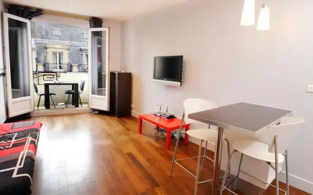 Studio charmant avec balcon et vue sur Tour Eiffel