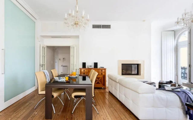 JOIVY Splendid 2BR Apt w/ parking&balcony, 10mins to Praça do Comércio
