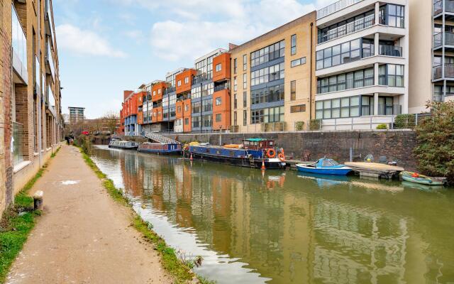 Comfy Two Bedroom One Bath Apartment in Limehouse