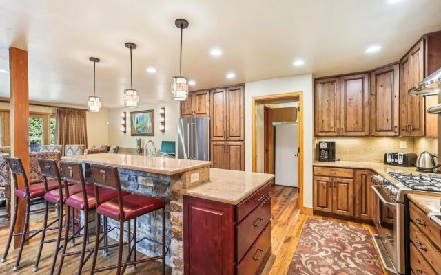 Friendly Fox Chalet 8 Bedroom Home by RedAwning